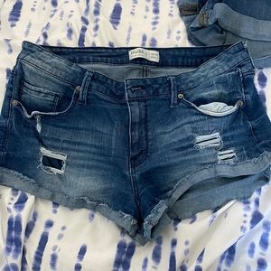 Size 17 Mudd flx stretch low rise shortie.